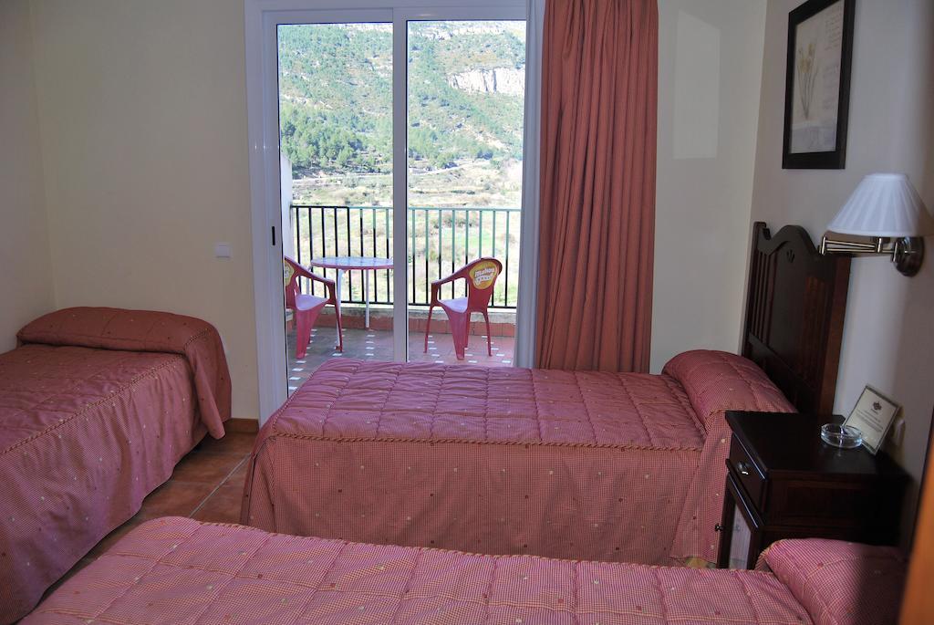 La Piedra Del Mediodia Hotel Cirat Стая снимка