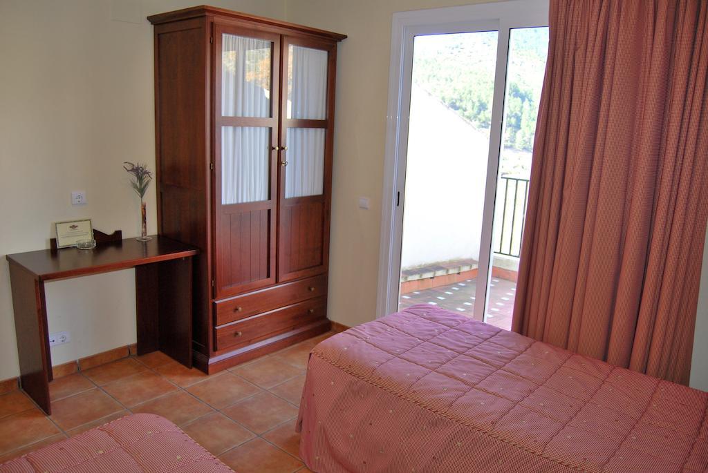 La Piedra Del Mediodia Hotel Cirat Стая снимка