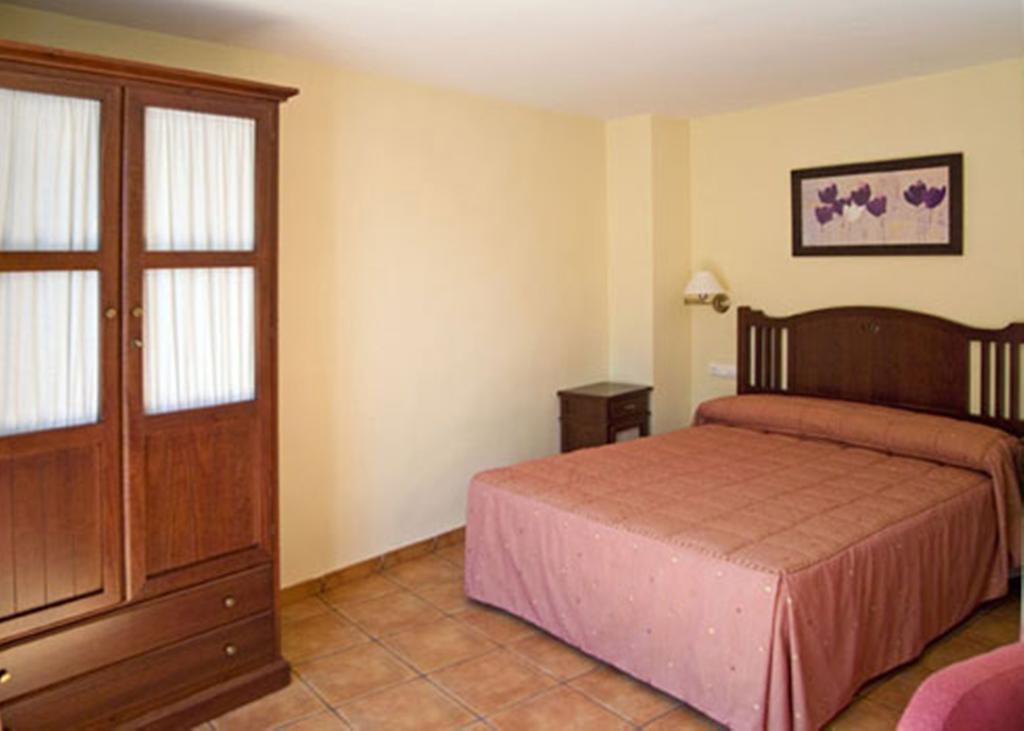La Piedra Del Mediodia Hotel Cirat Стая снимка