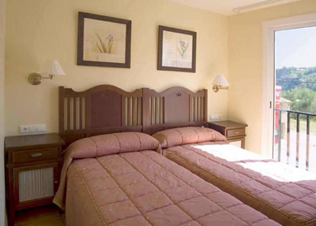 La Piedra Del Mediodia Hotel Cirat Стая снимка